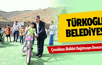 Türkoğlu Belediyesi Çocuklara Bisiklet Dağıtmaya...